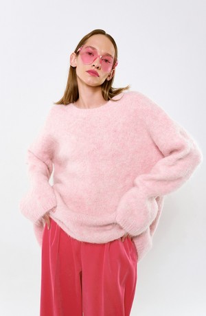 Пушистый  розовый свитер с удлиненными рукавами